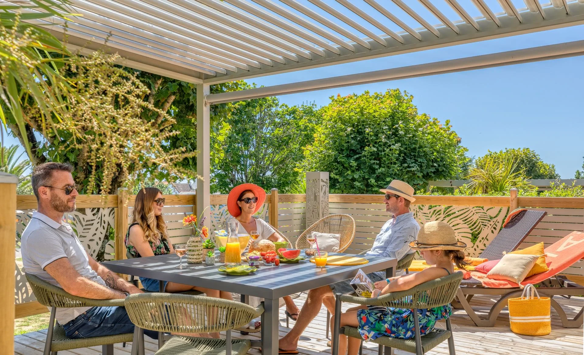 camping les embruns petit dejeuner famille terrasse pergola