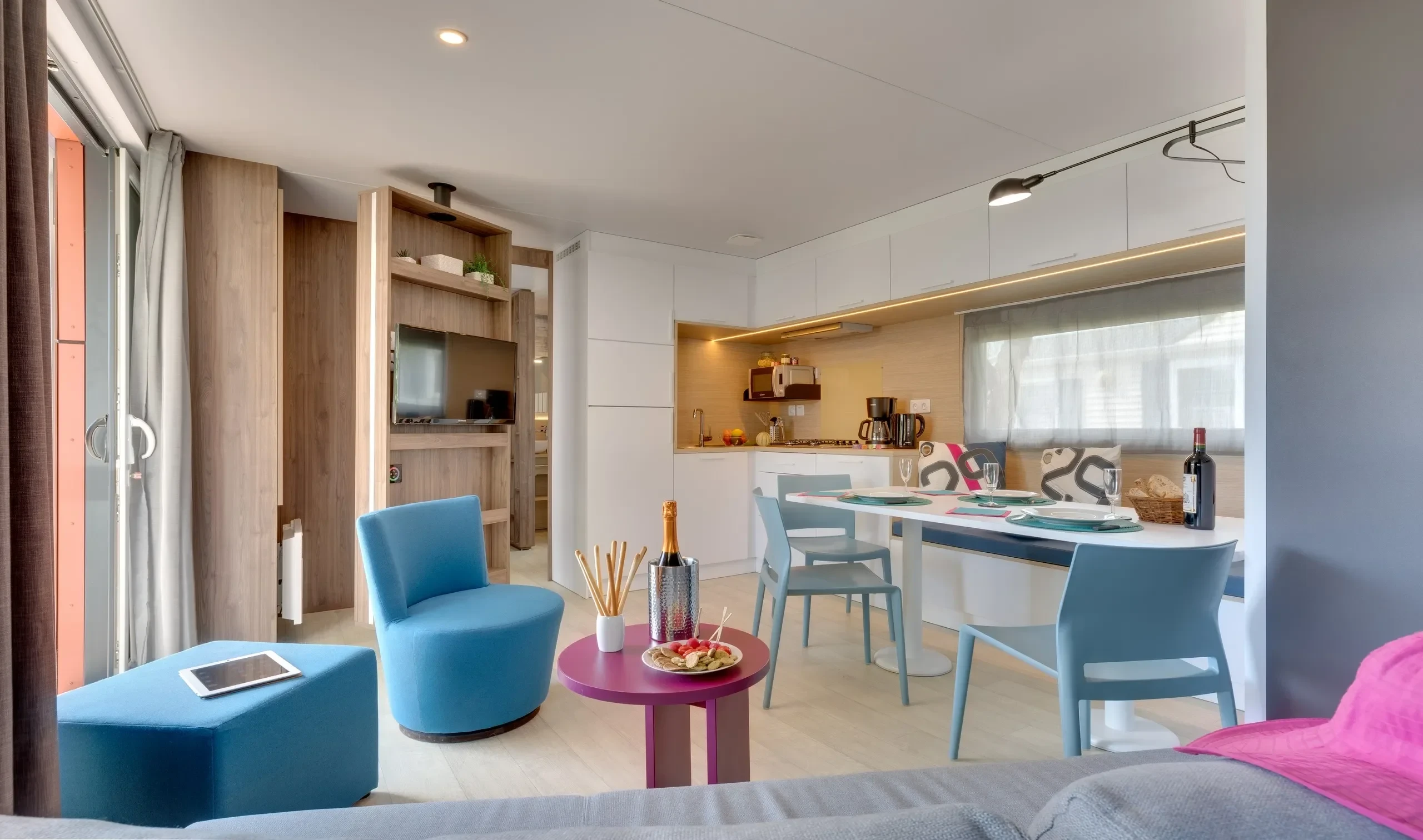 Salon moderne avec cuisine ouverte équipée - Camping Bretagne Parc Aquatique - Camping Les Embruns